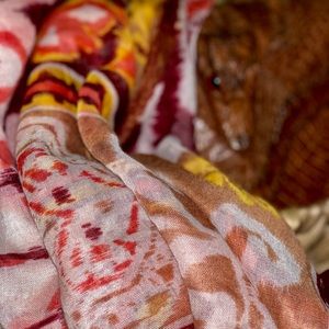 Lightweight pattern scarf